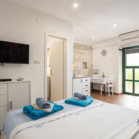 Aparrtment Terra- Combine Beach&Old Town Apartment Split Bagian luar foto
