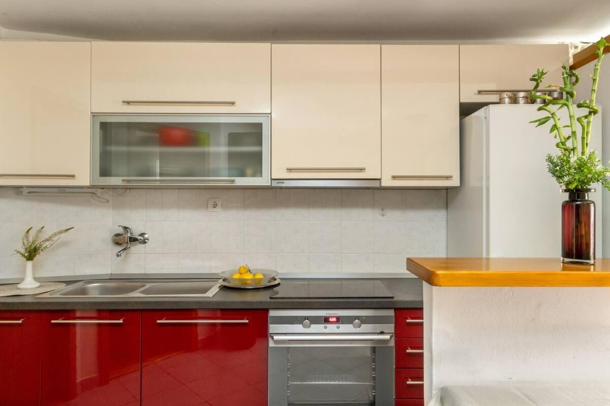 Aparrtment Terra- Combine Beach&Old Town Apartment Split Bagian luar foto
