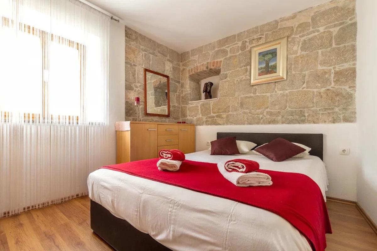 Aparrtment Terra- Combine Beach&Old Town Apartment Split Bagian luar foto
