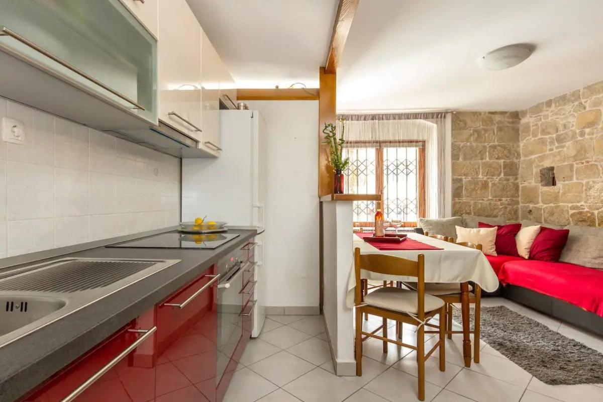 Aparrtment Terra- Combine Beach&Old Town Apartment Split Bagian luar foto