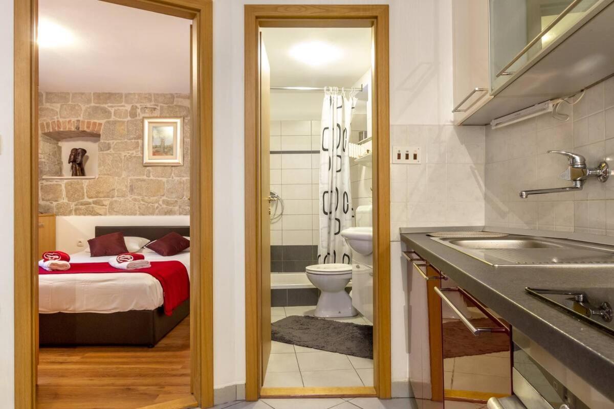 Aparrtment Terra- Combine Beach&Old Town Apartment Split Bagian luar foto